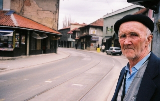 Un homme âgé attend le tramway à Sarajevo, en Bosnie Herzégovine