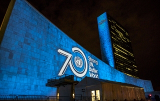 Les objectifs de développement durable à l’horizon 2030 sont projetés sur la façade des bâtiments du siège de l’ONU à New York, en septembre 2015