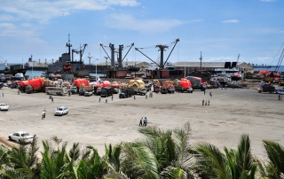 Un port somalien en pleine activité avec des camions déchargeant les cargaisons de navires