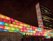 En septembre 2015, l’ONU a projeté sur les bâtiments de l’Organisation à New York les objectifs de développement durable.Photo ONU/Cia Pak