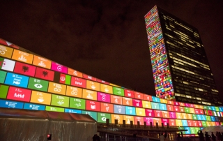 En septembre 2015, l’ONU a projeté sur les bâtiments de l’Organisation à New York les objectifs de développement durable.Photo ONU/Cia Pak