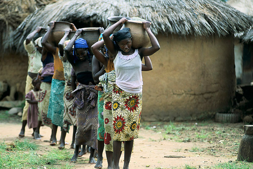 Las mujeres jóvenes y las niñas llevan el agua en Nigeria. Foto: Banco Mundial