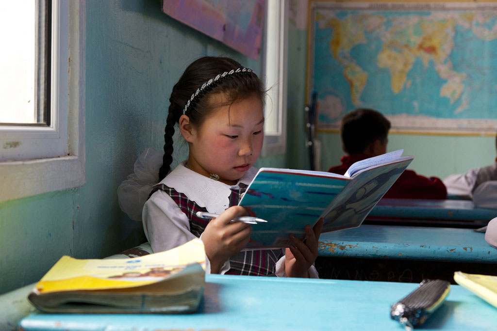 El gobierno de Mongolia ha introducido varios programas para mejorar el sistema educativo del país, especialmente la primaria en zonas rurales. Foto: Banco Mundial/Khasar Sandag