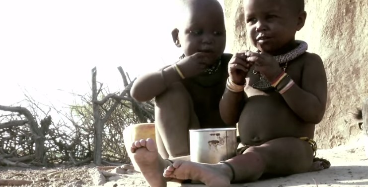 Unos niños comiendo en una aldea en Namibia. Captura de vídeo. La ONU en acción