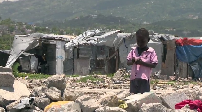 Un niño haitiano. Captura de vídeo. La ONU en acción