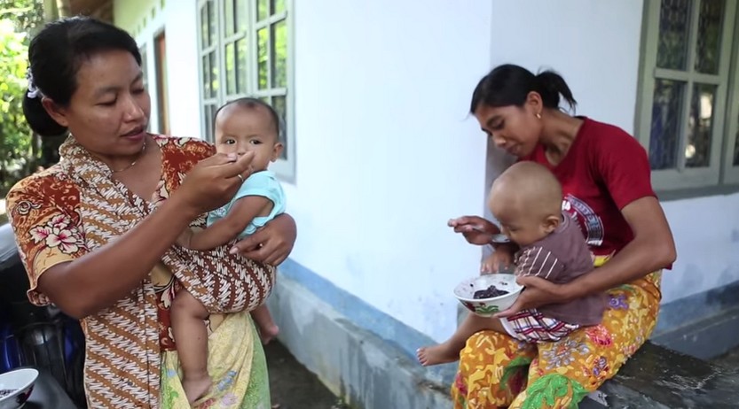 Dos mujeres dando de comer a sus hijos. Captura de vídeo. UNICEF