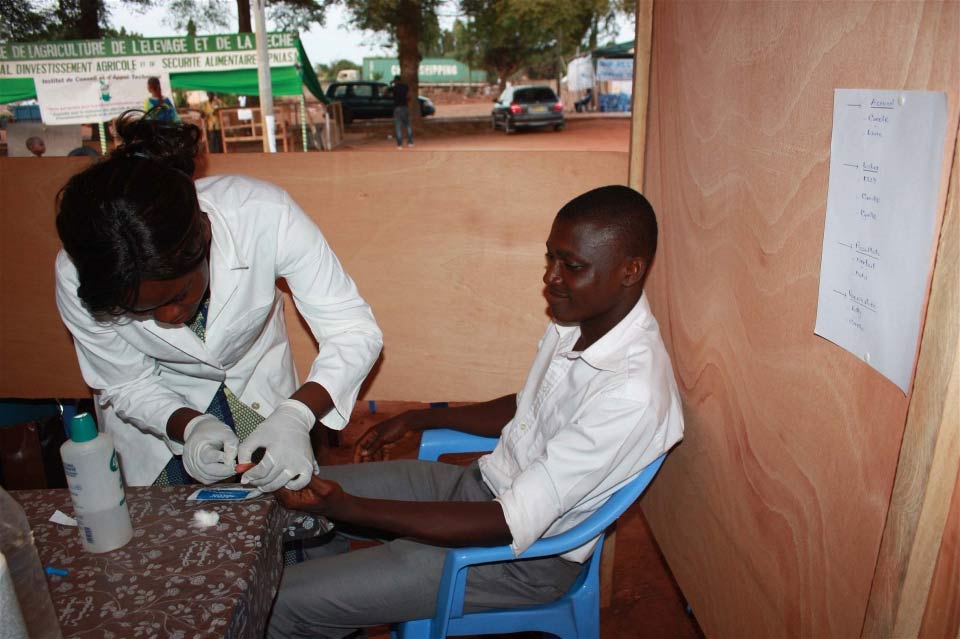 Prueba de hepatitis en Togo Foto IRIN/Isidore Akollor