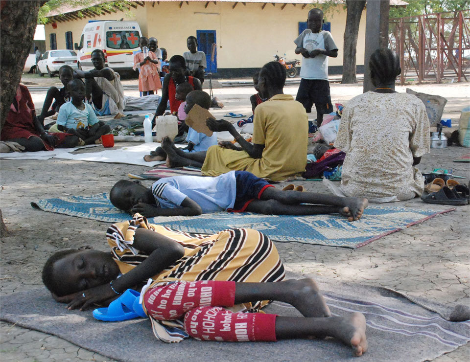 Unos pacientes que sufren de kala azar descansan en los terrenos del hospital de Malakal en el Estado del Alto Nilo. Foto: Peter Martell/IRIN
