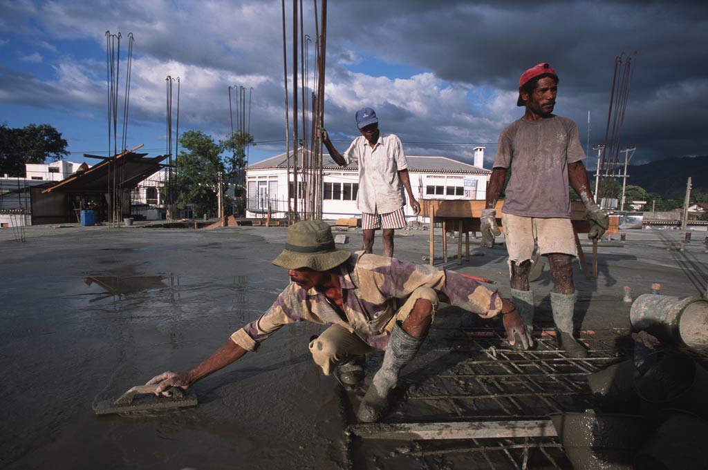 Hombres en el trabajo de verter el cemento en una azotea. Foto Banco Mundial / Alex Baluyut