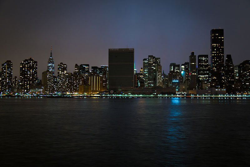 Luces tenues en la Sede de las Naciones Unidas para observar la Hora del Planeta, de 28 de marzo de 2015. Foto ONU / John Gillespie