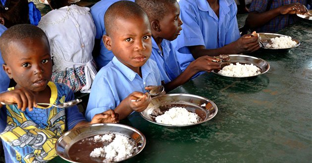 Todos los días a la hora del almuerzo, docenas de niños entran apresuradamente a la cantina recientemente construida al lado de su escuela, en Palmiste Tampe, Haití. Foto World Central Kitchen
