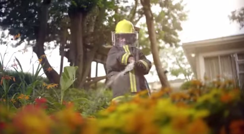 Un niño que quiere ser bombero. Captura de vídeo. UNICEF