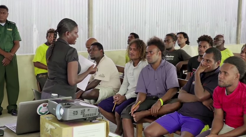 Los convictos de maltrato a las mujeres están recibiendo cursos de formación en las cárceles de las Islas Salomón. Captura de vídeo. La ONU en acción