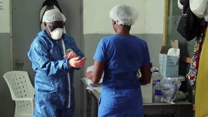 Médicos en un centro de control del virus del ébola. Captura de vídeo. La ONU en acción.