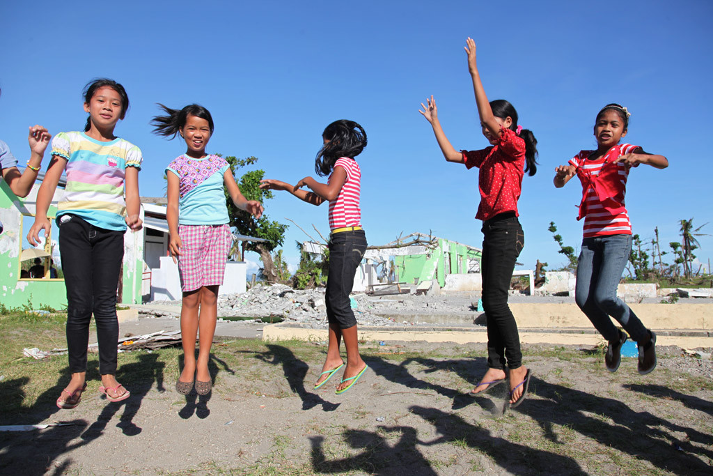 Unas niñas juegan en el patio de la escuela de primaria de Santo Niño en la localidad de Tanauan, en Filipinas. Foto: UNICEF/Giacomo Pirozzi
