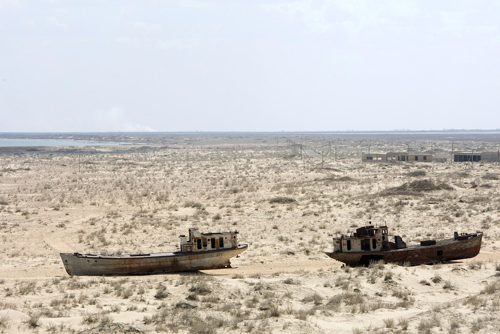 Una imagen de embarcaciones abandonadas y estropeadas en Muynak, Uzbekistán. Foto ONU/Eskinder Debebe
