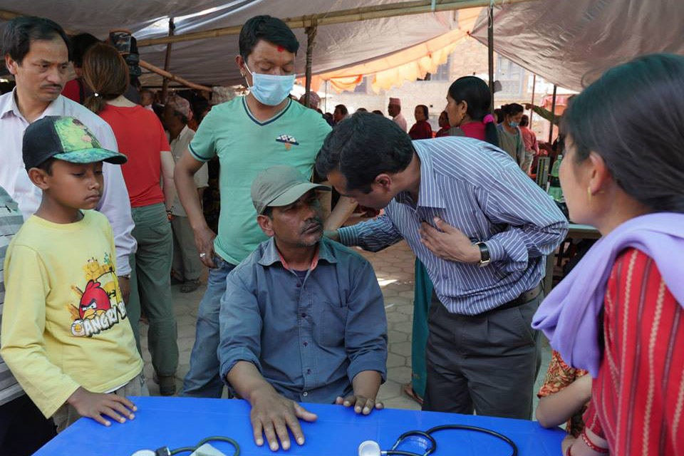 Un equipo móvil de salud mental trata a pacientes en refugios provisionales en Chapagaun, Nepal. Foto: OMS/A. Bhatiasevi
