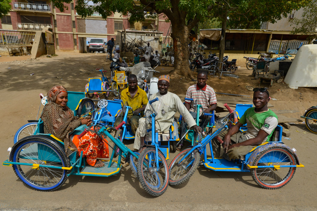 Los sobrevivientes de la poliomielitis en el estado de Kano, Nigeria, se sientan en triciclos especialmente diseñados para las personas con discapacidad. Foto UNICEF/Sebastian Rich