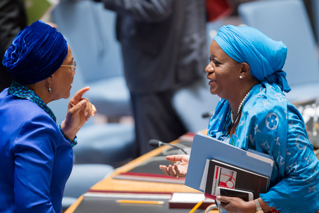 La Representante Especial sobre la Violencia Sexual en los Conflictos, Zainab Hawa Bangura (derecha), habla con la presidenta del Consejo de Seguridad para agosto, Joy Ogwu, en la sesión informativa especial del Consejo. Foto ONU/Rick Bajornas