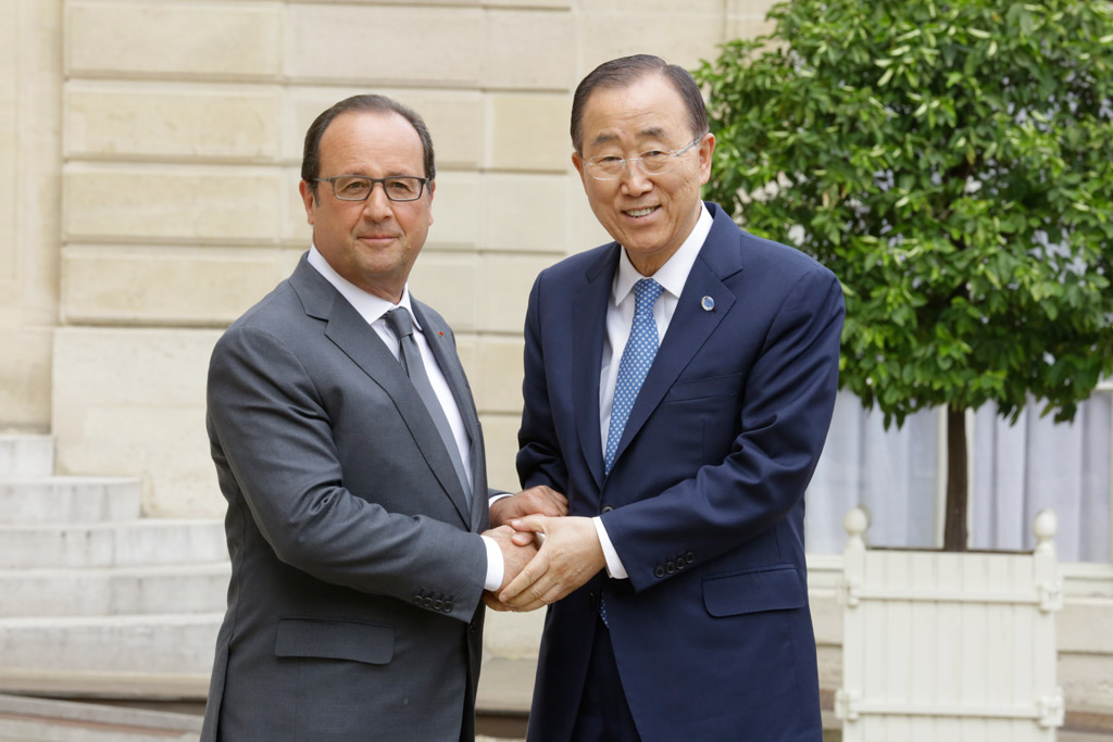 Ban Ki-moon (derecha) se reúne en París con el presidente de Francia, François Hollande:Foto ONU: Evan Schneider