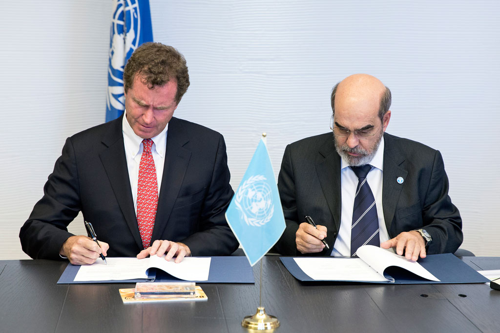 El Director General de la FAO, Jose Graciano da Silva, y el Vicepresidente de Mastercard (izquierda) firman un nuevo acuerdo de colaboración. Foto FAO /Alessia Pierdomenico