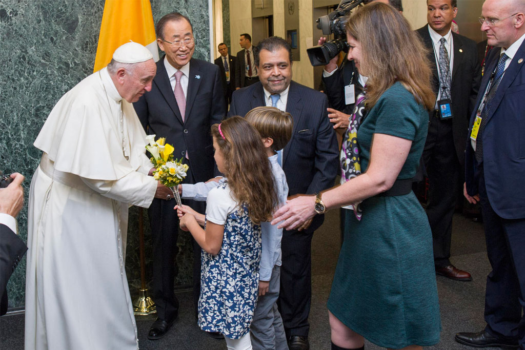 Bienvenida al Papa Francisco en la sede de la ONU en Nueva York. Foto: ONU/Mark Garte