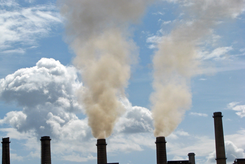 Las emisiones de una antigua planta térmica de carbón en Kosovo. Foto: Banco Mundial/Lundrim Aliu