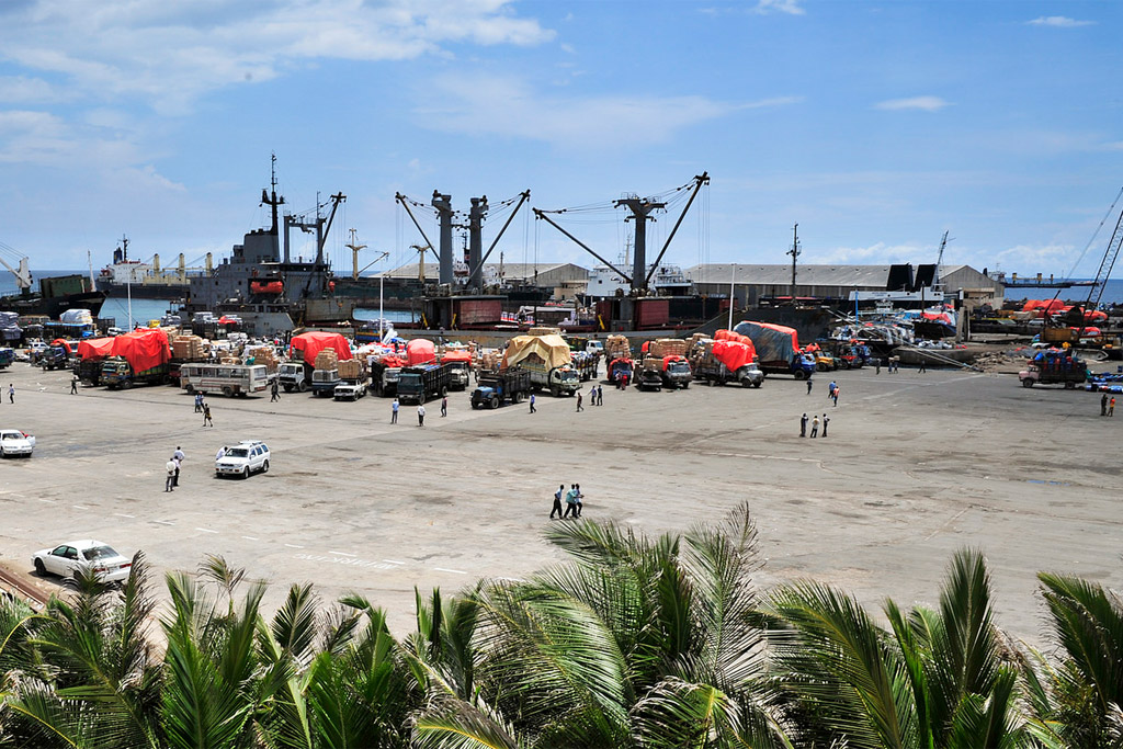 Este puerto de Somalia rebosa de actividad con la llegada de camiones para cargar mercancias de los barcos. Foto ONU/Tobin Jones