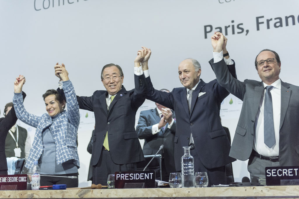 El Secretario General de la ONU, Ban Ki-moon, (segundo a la izquierda), Christiana Figueres , Secretaria Ejecutiva de la CMNUCC , el ministro de Asuntos Exteriores y presidente de la COP21, Laurent Fabius y el presidente de Francia, François Hollande (derecha), celebran la histórica adopción del Acuerdo de París. Foto ONU/Mark Garten