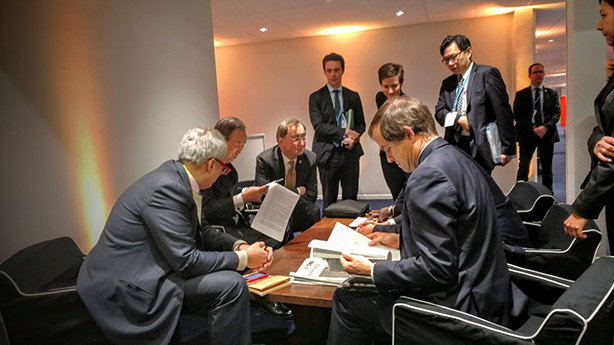 El Secretario General, Ban Ki-moon, y sus asesores revisan un borrador del Acuerdo sobre Cambio Climático de París, en diciembre. Foto: ONU