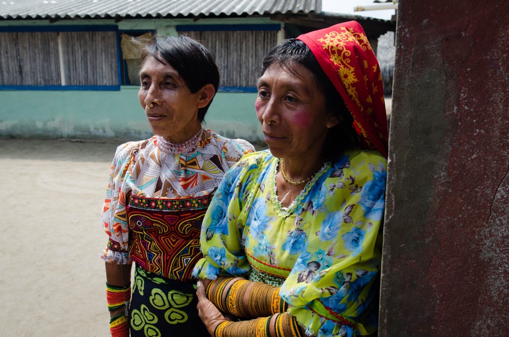 Las mujeres indígenas Guna todavía se adornan con el atuendo tradicional, usan colores vibrantes, abalorios geométricos que rodean las piernas de los tobillos a las rodillas, además de molas (blusas hechas a mano) que cubren el torso. Foto: Rocío Franco/Radio ONU.