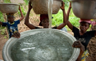 Acceso a agua segura y limpia en la aldea Woukpokpoe, Benin. Foto Banco Mundial/Arnel Hoel