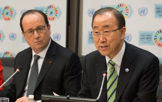 El Secretario General de la ONU, Ban Ki-moon, y el presidente de Francia, François Hollande, en una conferencia de prensa tras la ceremonia de firma del Acuerdo de París. Foto: ONU/Eskinder Debebe
