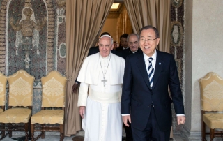 El Secretario General, Ban Ki-moon, se reúne con el Papa Francisco en el Vaticano. Foto ONU/Mark Garten