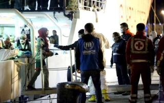 Migrantes desembarcan de un barco de la guardia costera italiana que los rescató en el Mediterráneo. Foto: ACNUR/F. Malavolta