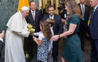 Bienvenida al Papa Francisco en la sede de la ONU en Nueva York. Foto: ONU/Mark Garte