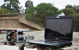 Un dispositivo de medición de la calidad del aire innovador presentado en Nairobi, Kenia, por el PNUMA, se espera que cueste hasta 100 veces menos que las soluciones existentes. Foto: PNUMA