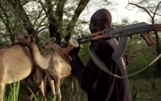 Un hombre con un arma. Captura de vídeo: La ONU en acción