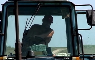 Un tractor. Captura de vídeo. La ONU en acción.
