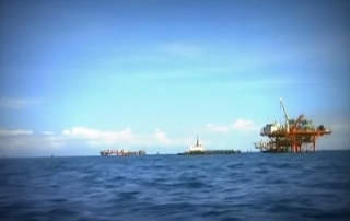 Planta petrolífera. Captura de vídeo. La ONU en acción.
