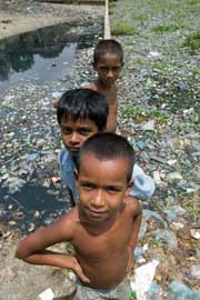 Bangladesh_Children_in_periurban_settlement_near_Dhaka