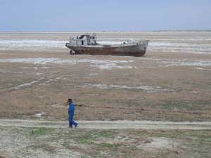 A_vessel_stranded_on_the_former_Aral_Sea_bed_near_the_city_of_Aral