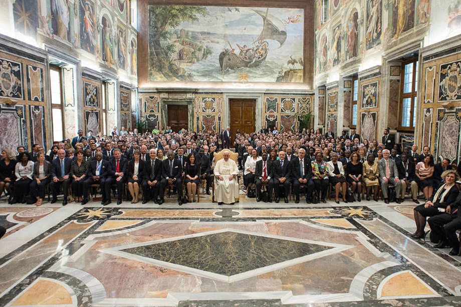 Papa Francisco (centro) con los delegados de la 39ª Conferencia de la FAO durante una audiencia especial en el Vaticano