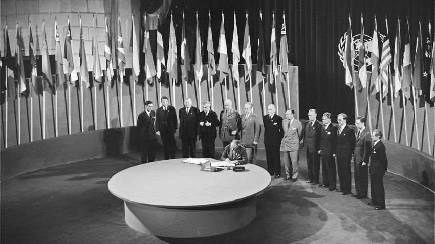 سفير النرويج يوقيع على ميثاق الأمم المتحدة في عام 1945.