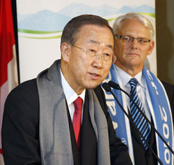 الأمين العام بان كي - مون (إلى اليسار) مجتمعا مع جاك روغ، رئيس اللجنة الأولمبية. لوزان، 22 كانون الثاني/يناير 2008
