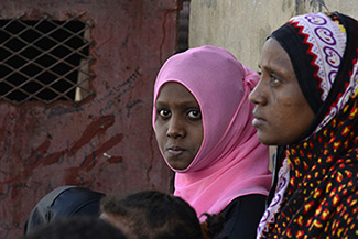 在索马里 摩加迪沙中央监狱的人权日活动中，歌手们在表演之前戴着写有“没有酷刑”的帽子排队。