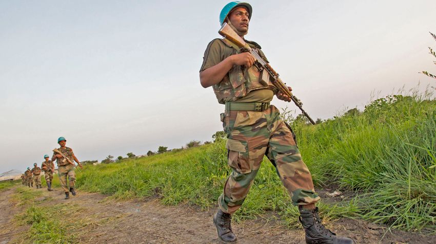 Миротворец ООН патрулирует территорию в Южном Судане.