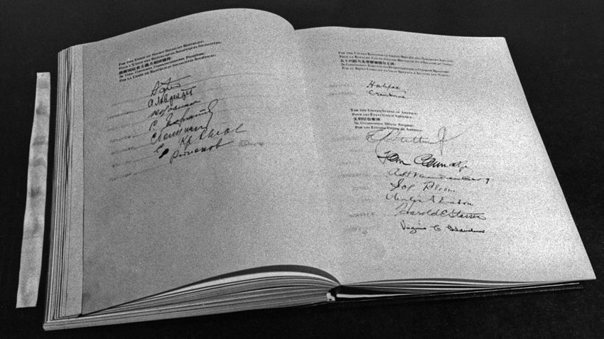 Устав ООН в 1945 году, открыт на странице для подписей.