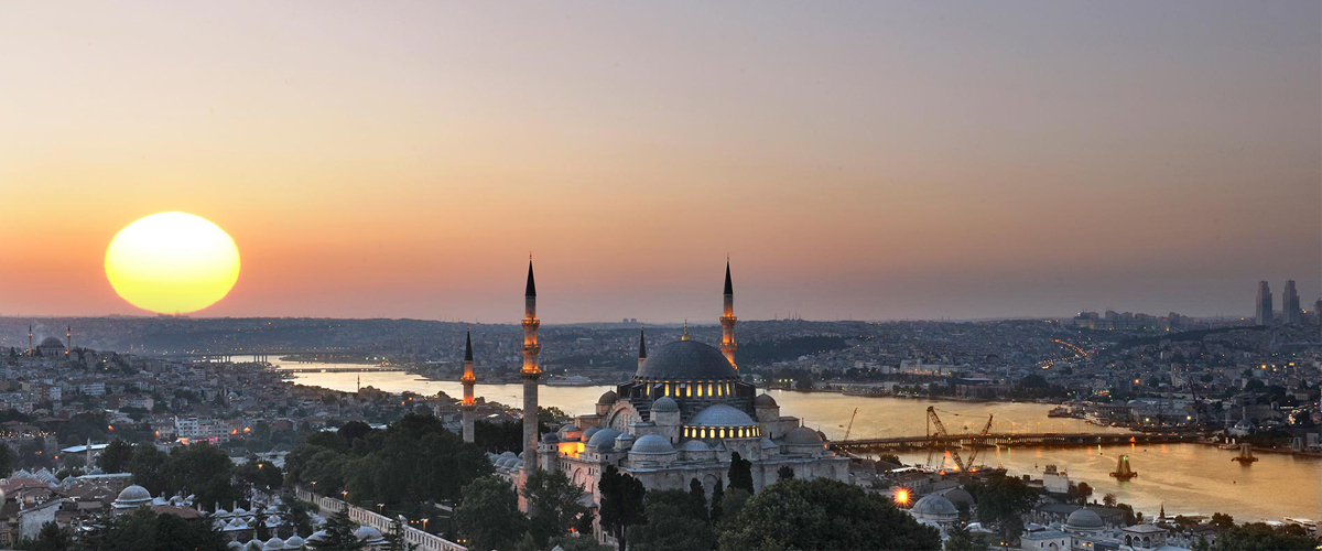 Закат над Стамбулом, Турция, где состоится  Всемирный саммит по гуманитарным вопросам 23-24 мая 2016 года