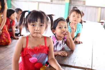 El PNUD subvenciona matrícula escolar y las reparaciones de edificios en el estado de Chin, Myanmar.